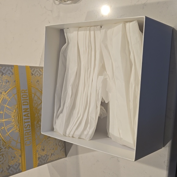 New never used Christian Dior Decorative Box - Gold and White gift box - Picture 7 of 8